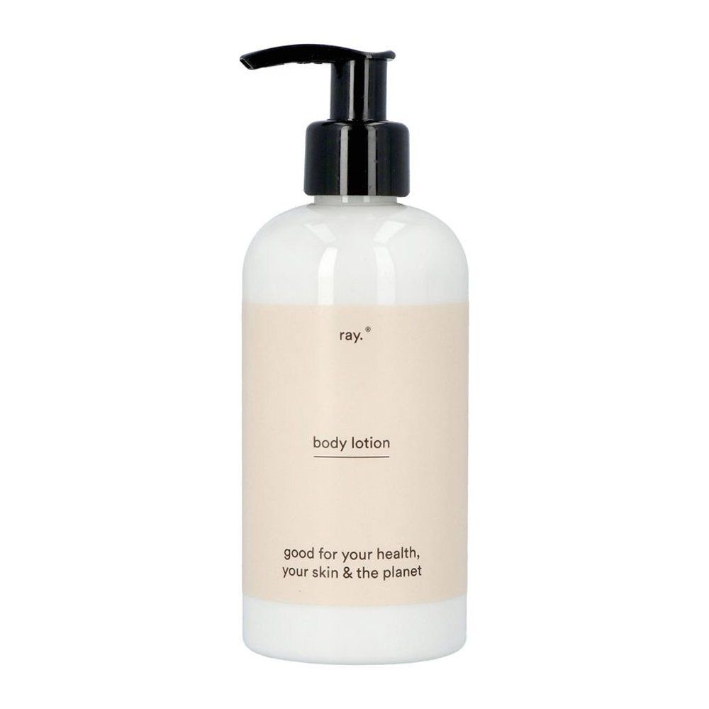 Witte fles met zwarte pomp. Etiket met "ray.", "body lotion" en tekst.