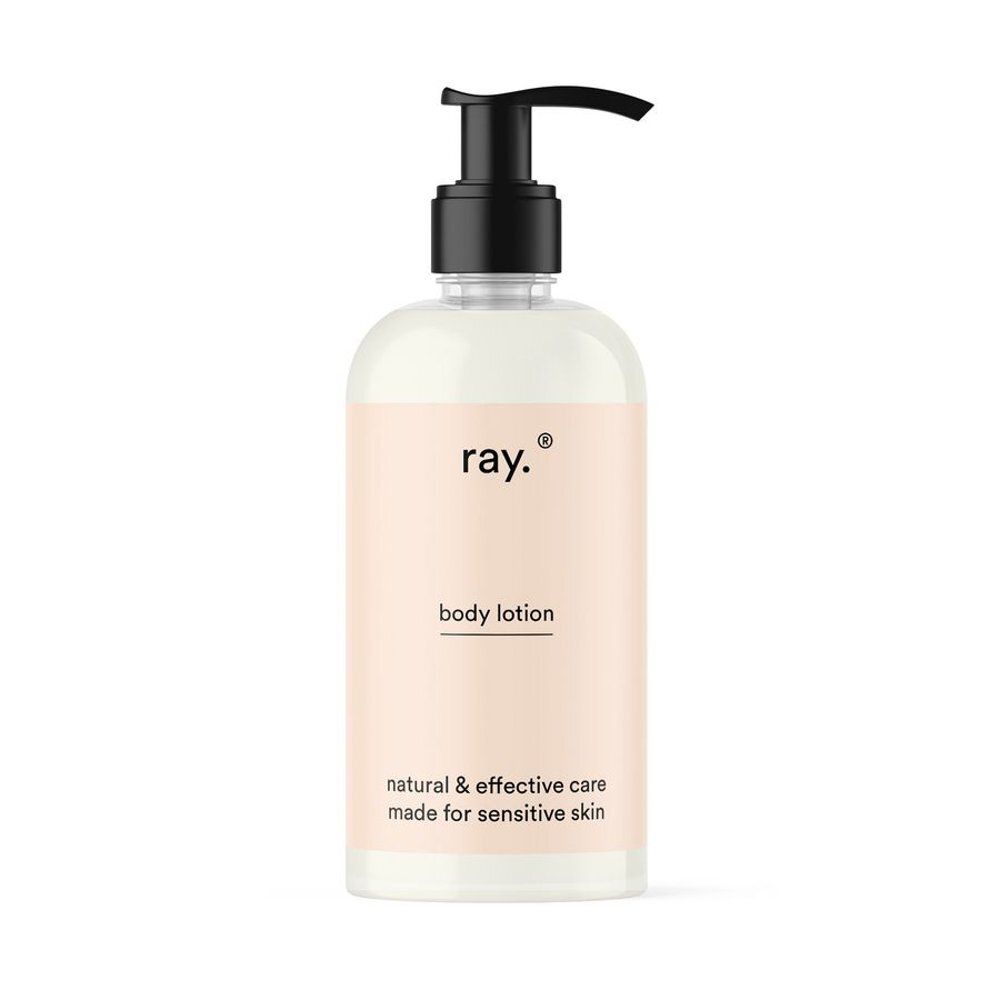 Witte fles met zwarte pomp. Etiket met "ray.", "body lotion" en tekst.