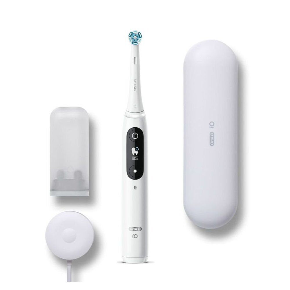 Witte elektrische tandenborstel Oral-B iO met accessoires: reisetui, oplaadstation, borstelkopbeschermer.