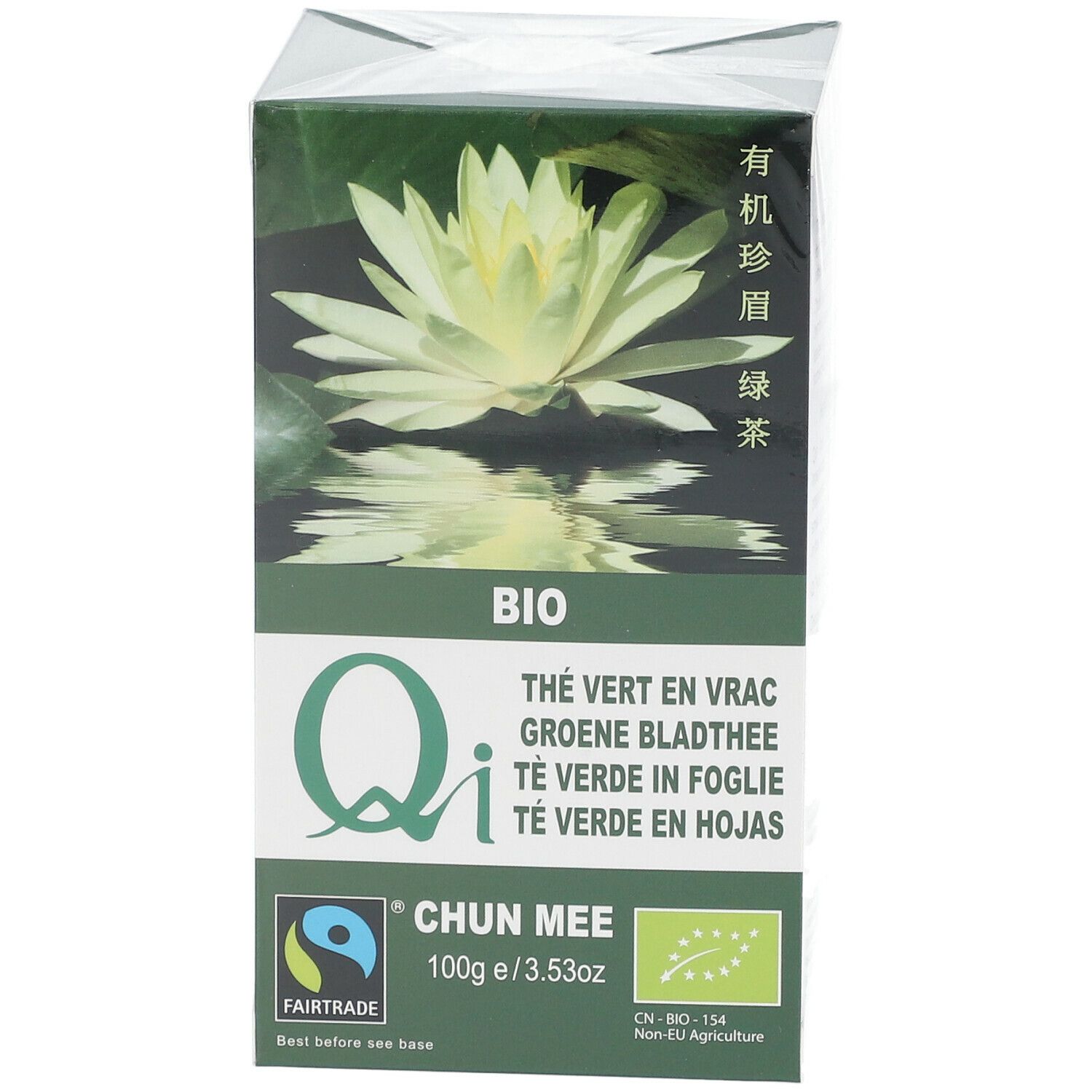 Verpakking groene thee Qi Chun Mee. Opschrift: Bio, Fairtrade. Afbeelding van een waterlelie.