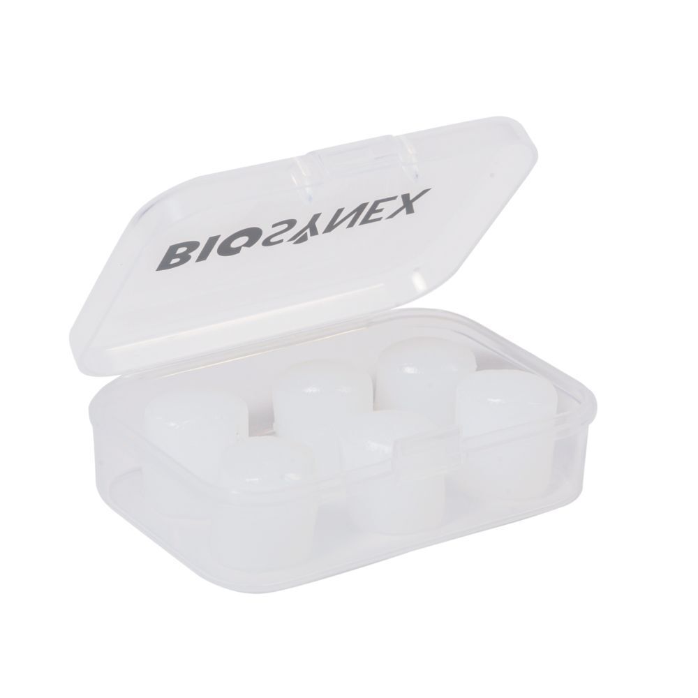 Boîte de rangement transparente ouverte. Contient plusieurs bouchons d'oreille en silicone blanc. Nom du produit sur le couvercle.