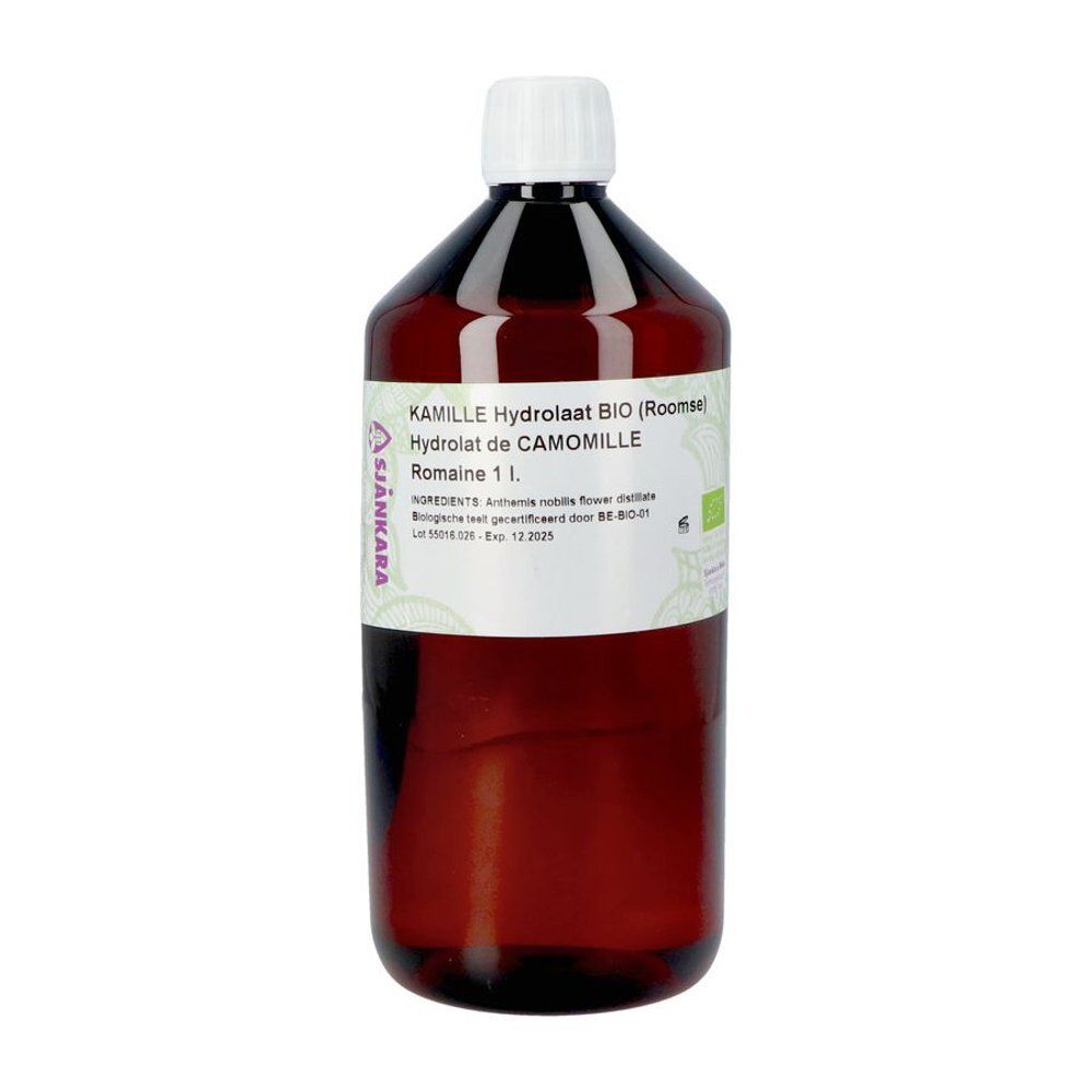 Flacon brun avec bouchon blanc. Étiquette avec texte: KAMILLE Hydrolaat BIO, Hydrolat de CAMOMILLE Romaine 1 L. Certification bio.