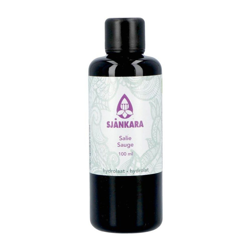 Zwarte glazen fles met zwarte dop. Etiket met productnaam Sjankara, Salie Sauge, 100 ml en logo.