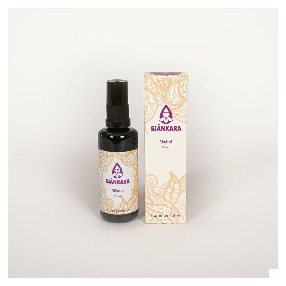 Donkere glazen fles en doos. Opschrift: Sjankara Mistral Home Perfume. Paars logo. 50 ml.