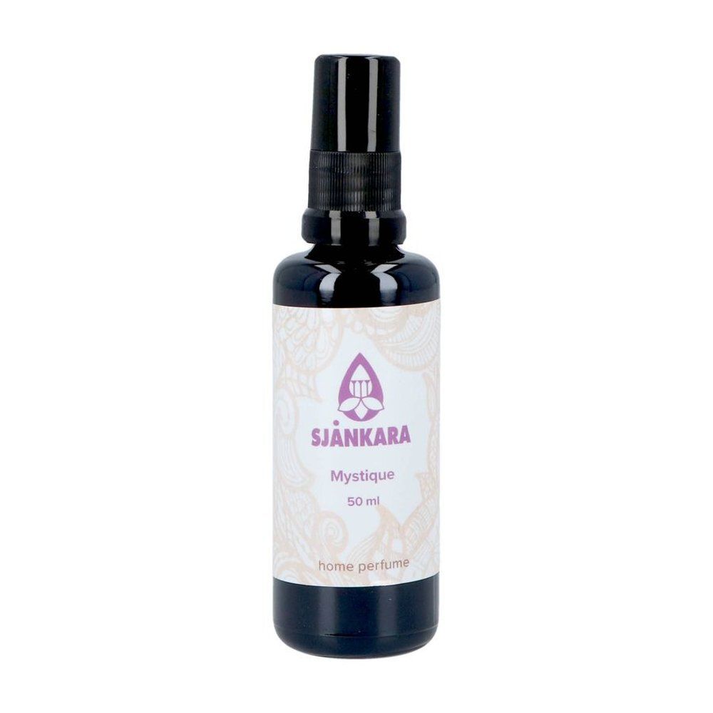 Flacon en verre foncé avec vaporisateur. Étiquette avec logo, texte "Mystique" et "home perfume".