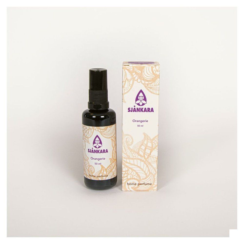 Donkere glazen fles en doos met logo en tekst Sjankara Orangerie. Opschrift: home perfume.