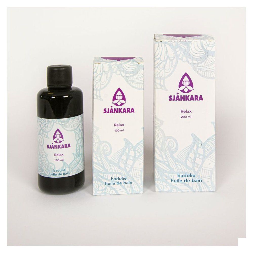 Une bouteille et deux boîtes avec le logo Sjankara. Les boîtes indiquent "Relax" et "Huile de bain".