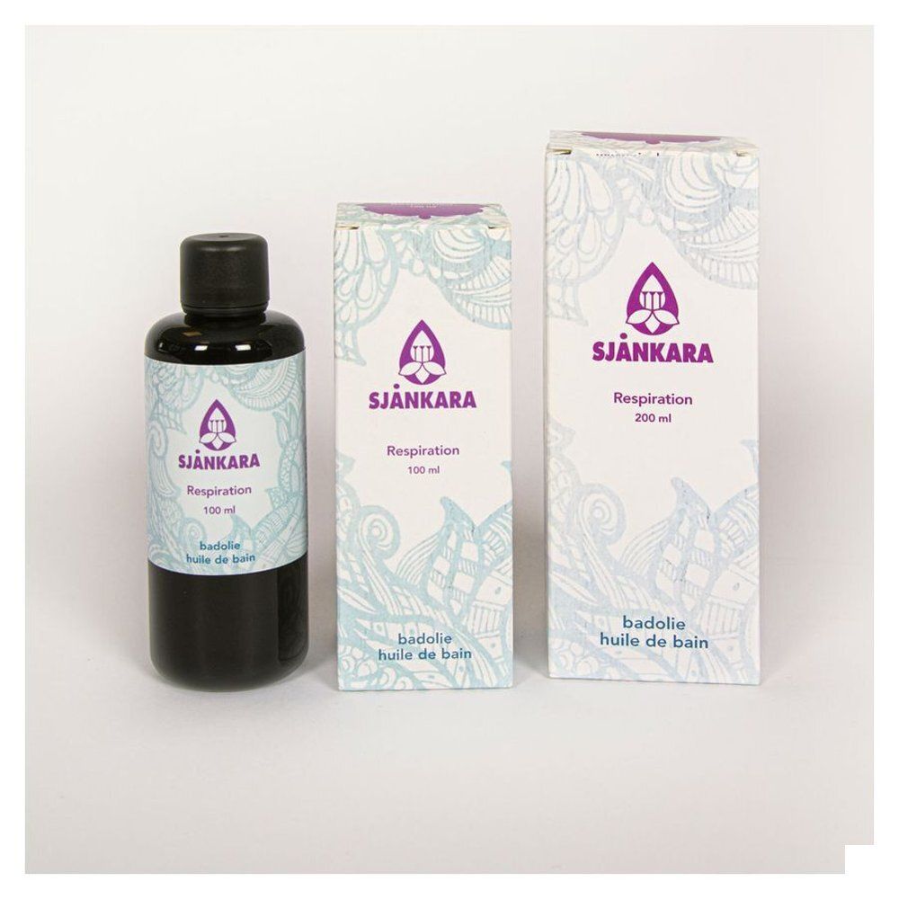 Trois emballages et une bouteille. Inscription : Sjankara, Respiration, huile de bain. Logo violet. Emballage blanc avec motif bleu.