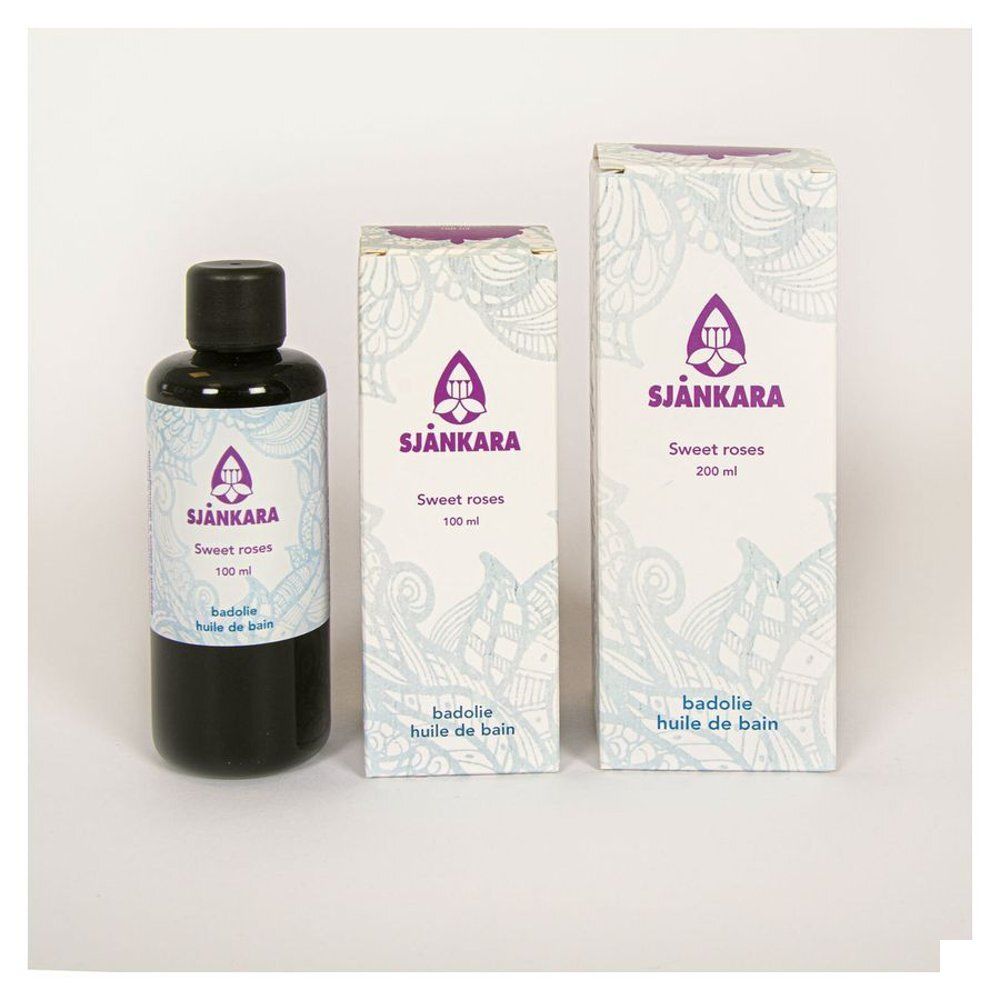 Trois produits : une bouteille et deux boîtes. Inscription : Sjankara, Sweet roses, badolie huile de bain. Logo violet.