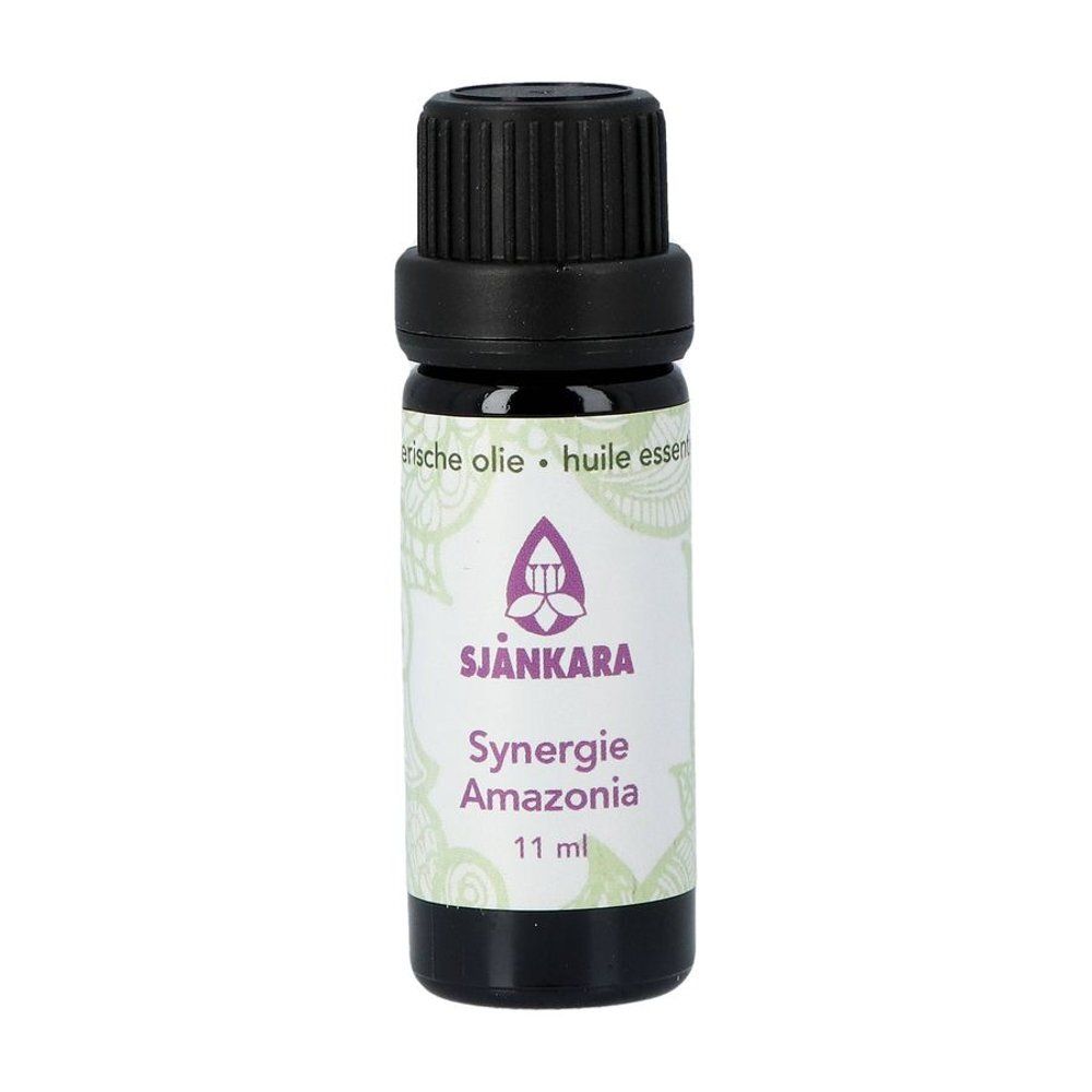 Bruine glazen fles met zwarte dop. Etiket met tekst: Sjankara Synergie Amazonia 11 ml. Bloemlogo.