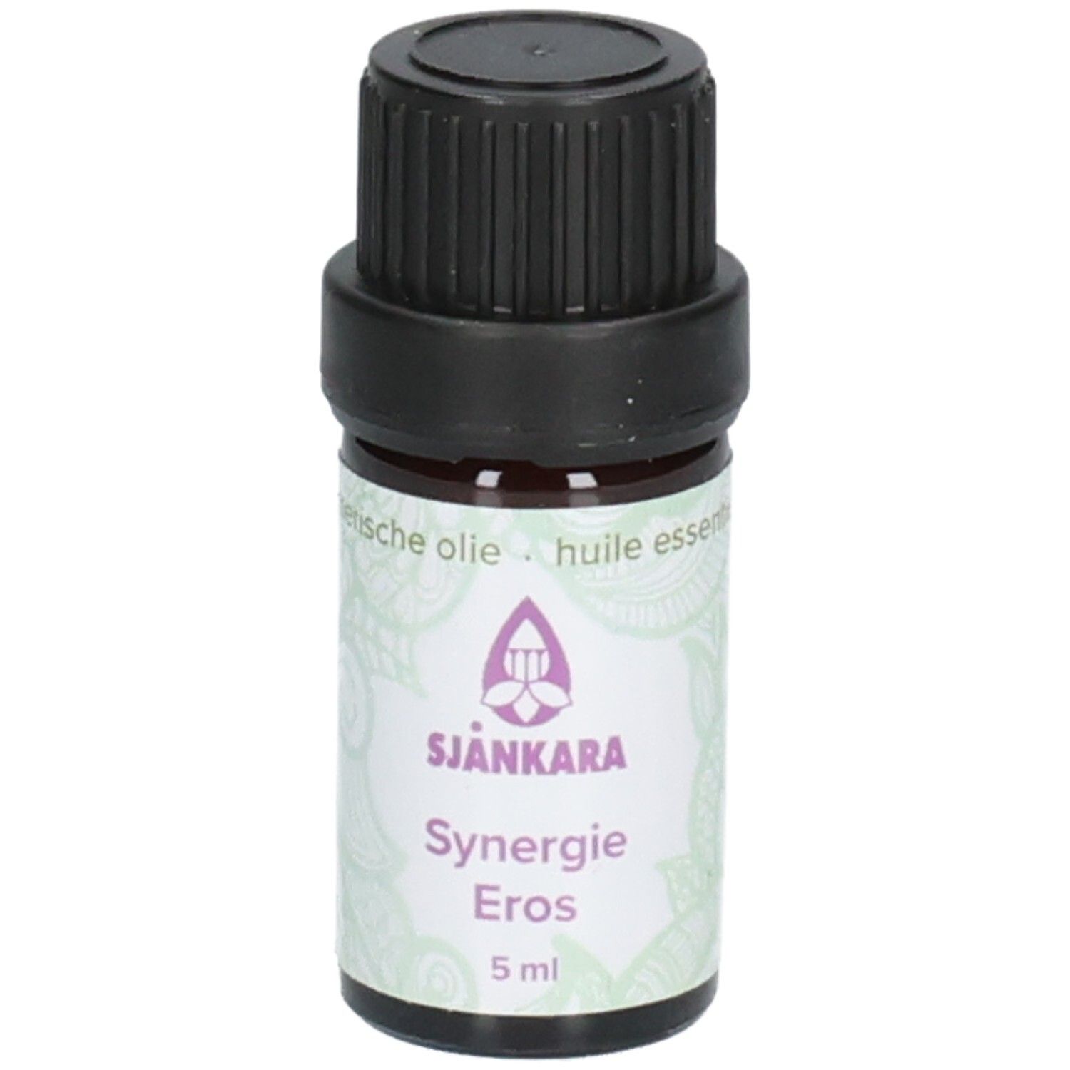 Bruine glazen fles met zwarte dop. Etiket met logo, tekst: Sjankara, Synergie Eros, 5 ml.