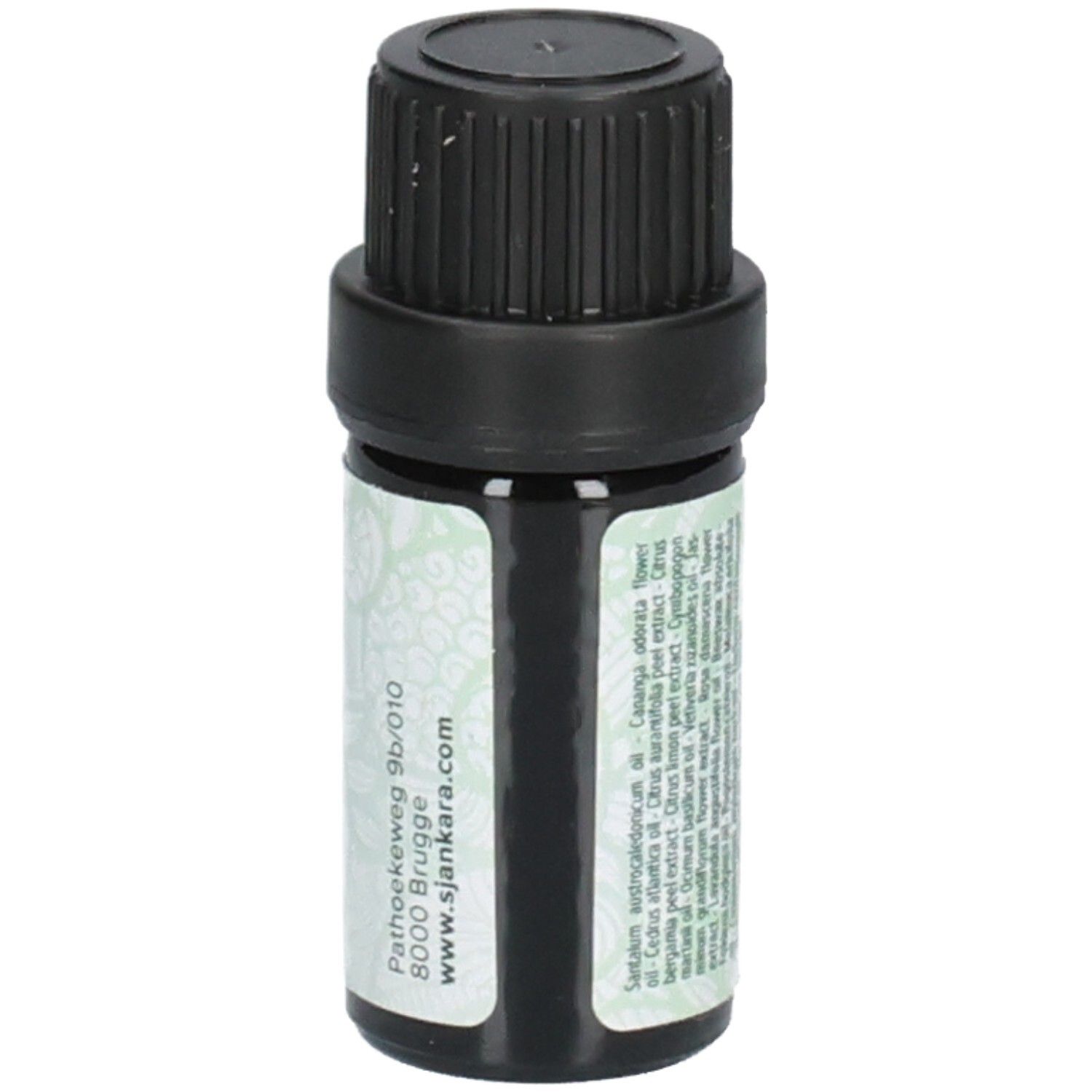 Bruine glazen fles met zwarte dop. Etiket met adres en tekst: Sjankara, www.sjankara.com.