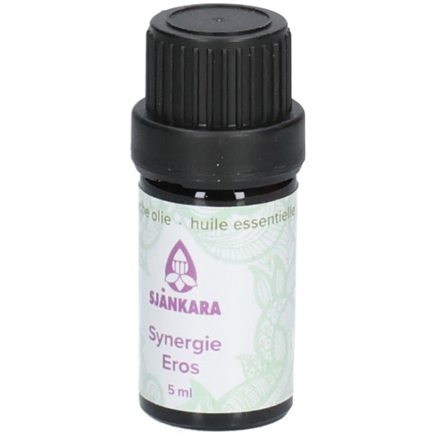 Bruine glazen fles met zwarte dop. Etiket met logo, tekst: Sjankara, Synergie Eros, 5 ml.