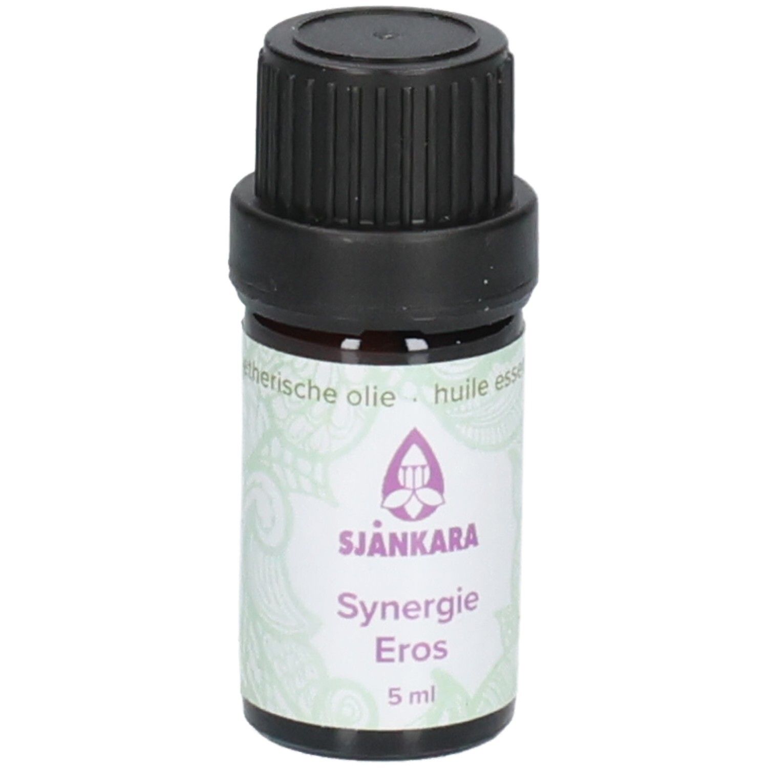 Bruine glazen fles met zwarte dop. Etiket met logo, tekst: Sjankara, Synergie Eros, 5 ml.