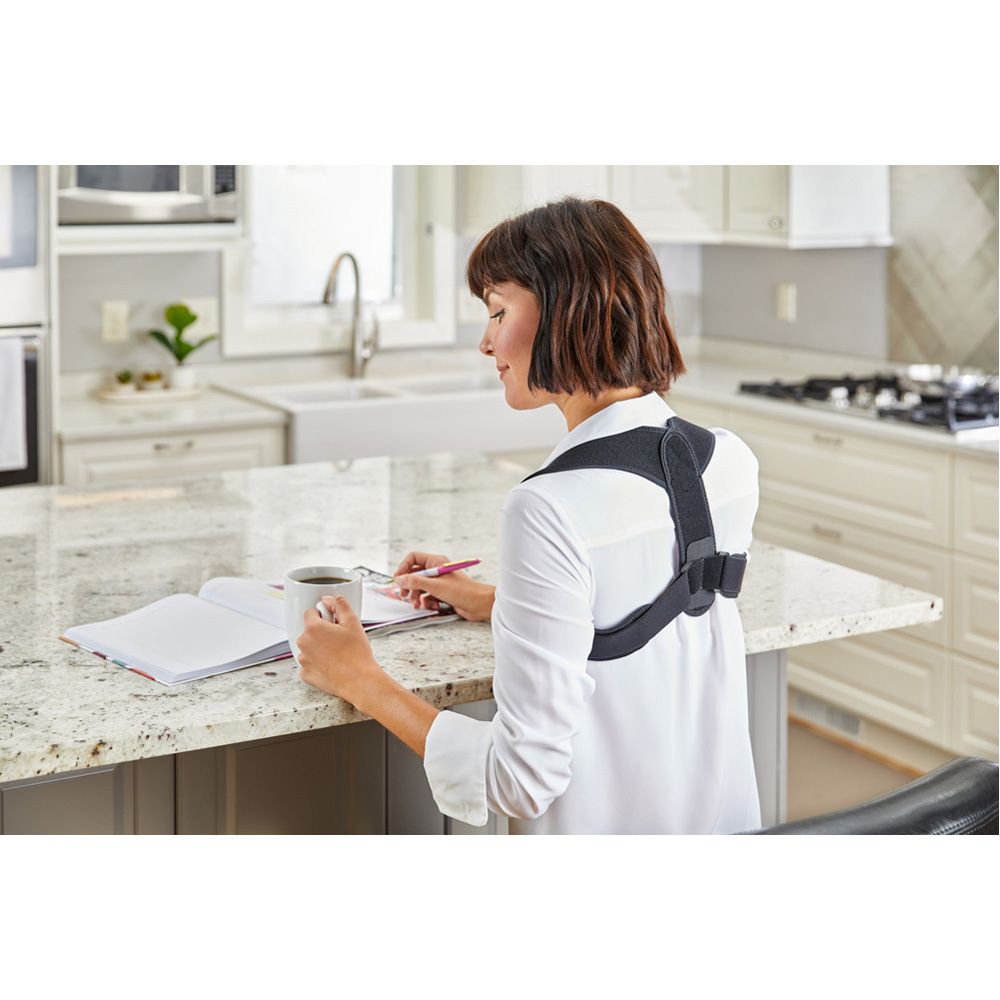 Boîte de la 3M™ Futuro™ Correcteur de posture. Boîte noire et jaune avec image du produit et nom de la marque.