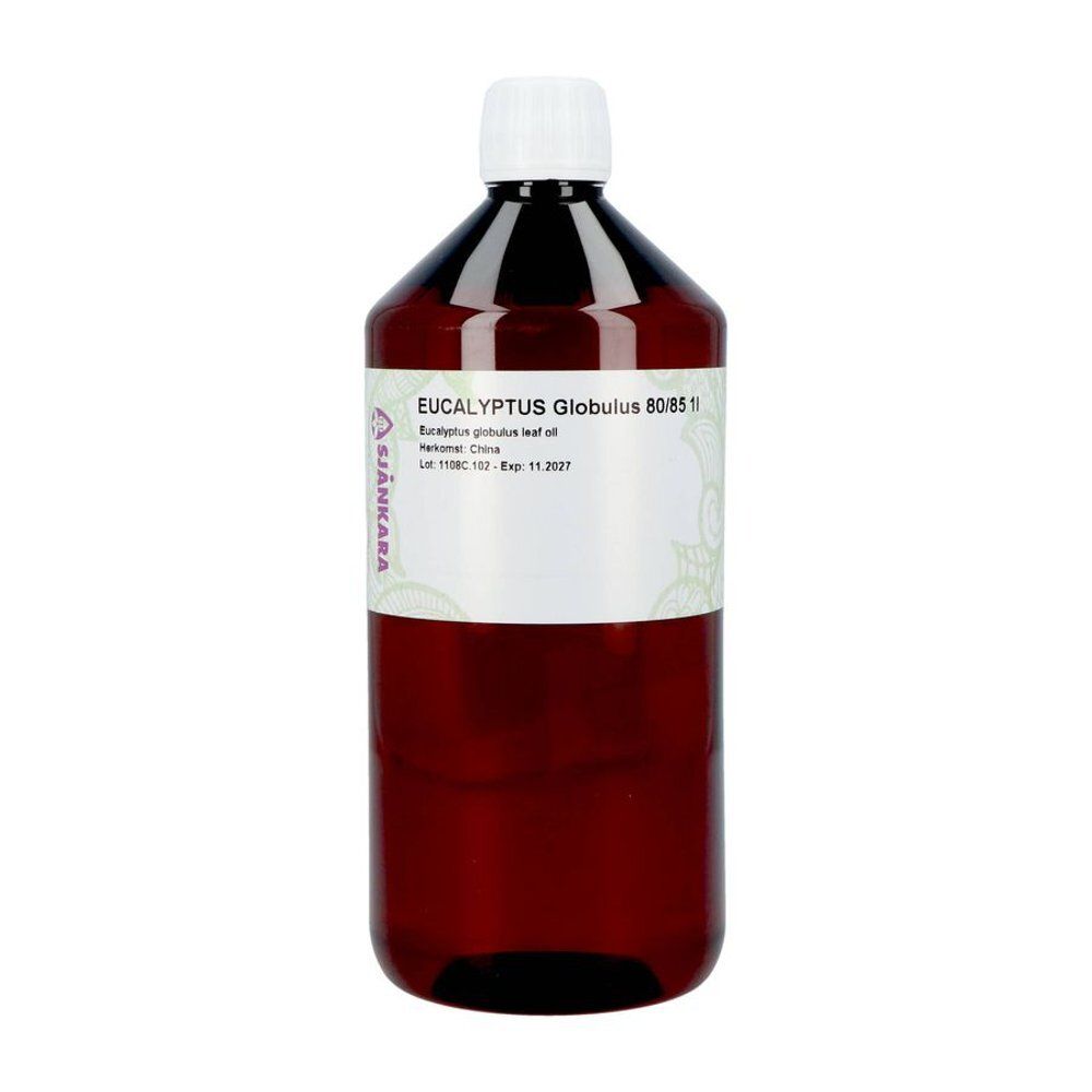 Bruine fles met witte dop. Etiket met productinformatie: Eucalyptus Globulus 80/85. Merk: Sjankara.