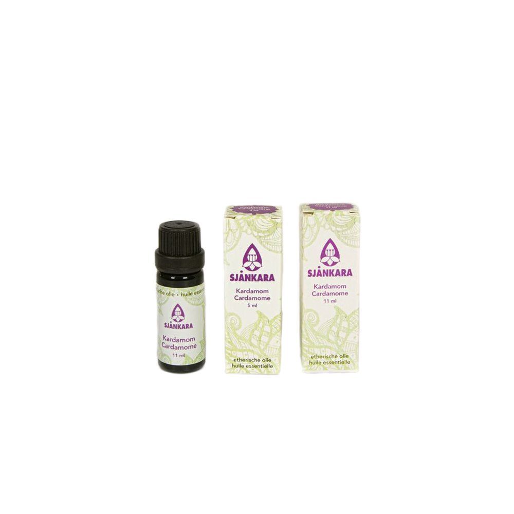 Bruine glazen fles en twee dozen met productopdruk. Opschrift: SÄNKARA Kardemom. Essentiële olie.