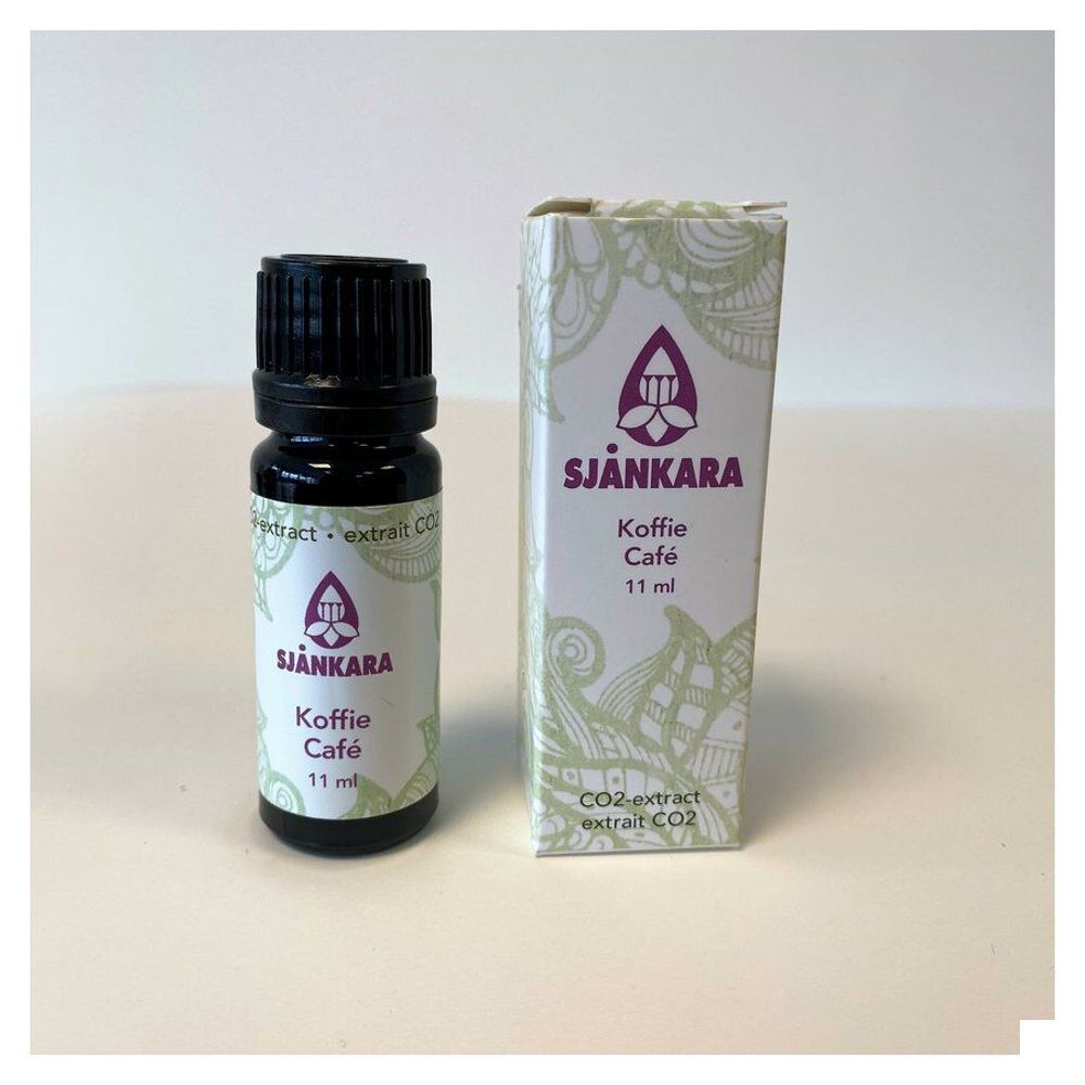 Bruine glazen fles en doos. Opschrift: Sjankara Koffie Café 11 ml. CO2-extract. Paars logo.