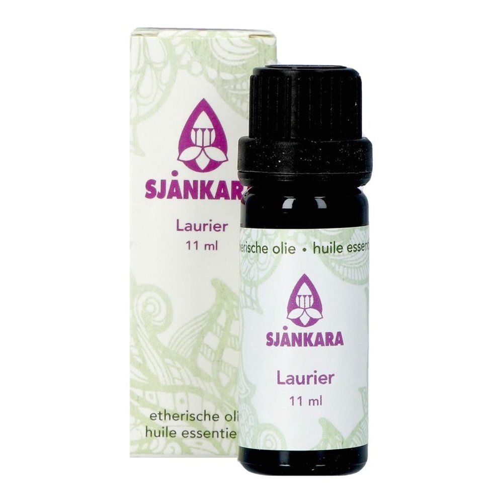 Fles en doos. Fles met zwarte dop, etiket. Doos met logo, tekst Sjanakara, Laurier en 11 ml.