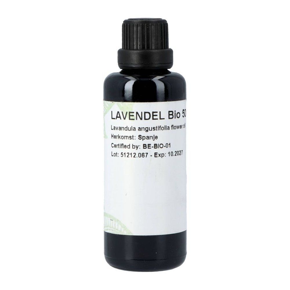 Donkere glazen fles met zwarte dop. Etiket: Lavendel Bio 50 ml, Lavandula angustifolia. Biologische certificering.