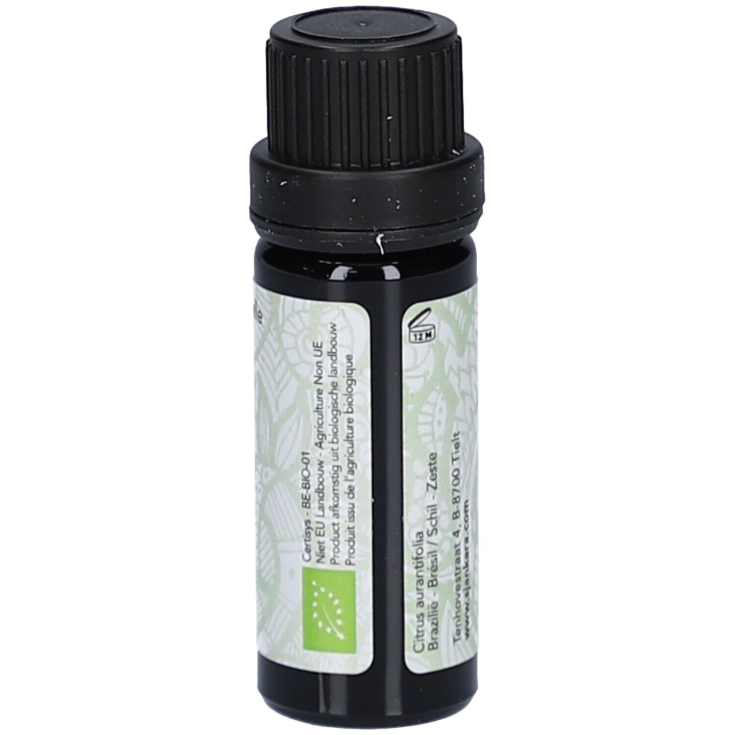 Flacon brun avec bouchon noir. Étiquette avec texte: Citrus aurantifolia, label bio. Marque: SJANKARA. Fond vert clair.