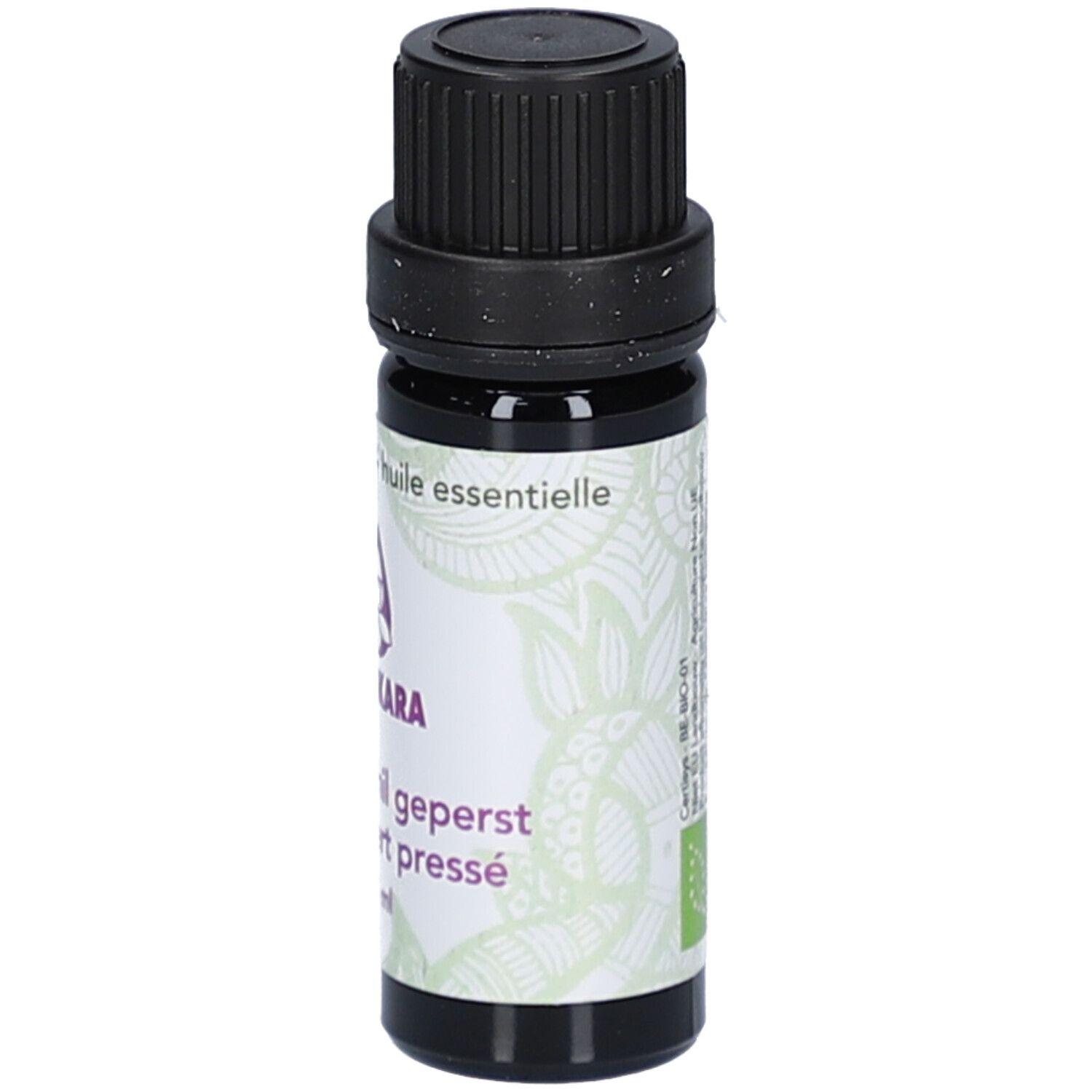 Flacon brun avec bouchon noir. Étiquette avec texte: Huile essentielle, pressée, Citron vert. Marque: SJANKARA.