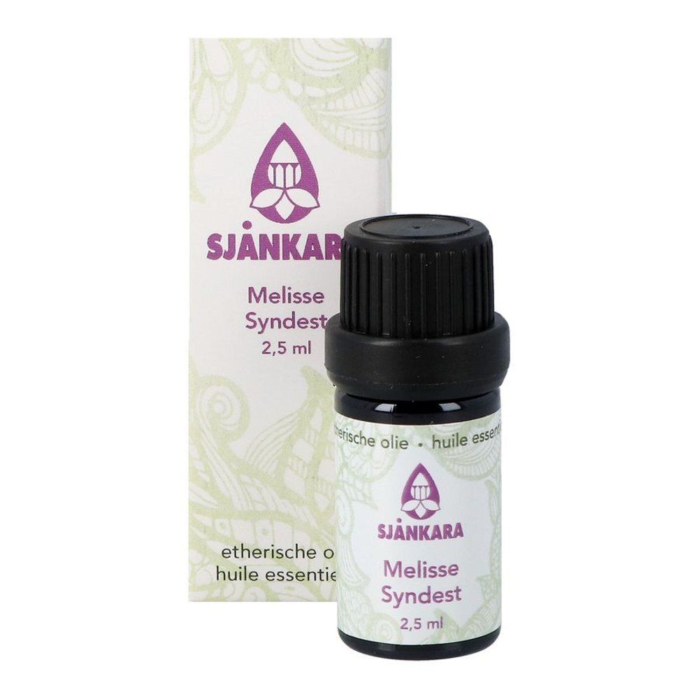 Productfles en verpakking. Fles met zwarte dop. Verpakking met productnaam en logo.