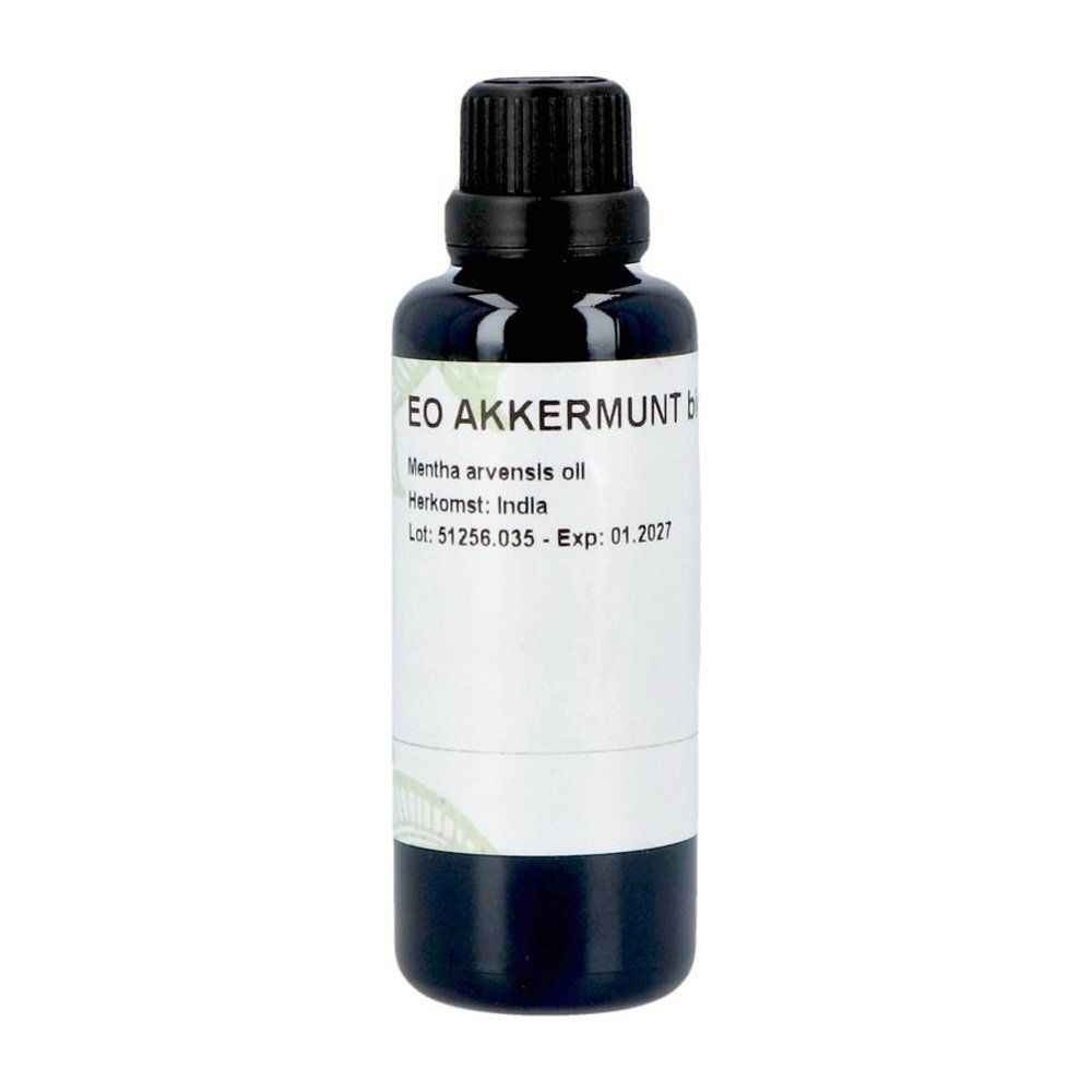 Flacon en verre foncé avec bouchon noir. Étiquette avec texte: EO AKKERMUNT, Mentha arvensis oll, Origine: India, numéro de lot et date d'expiration.