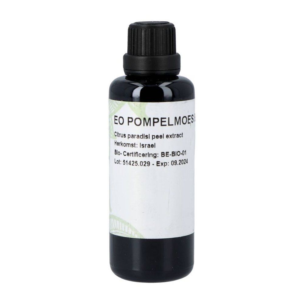 Flacon en verre brun avec bouchon noir. Étiquette avec texte: EO POMPELMOES, Citrus paradisi peel extract, Herkomst: Israel, Bio-Certificering: BE-BIO-01, Exp: 09.2024.