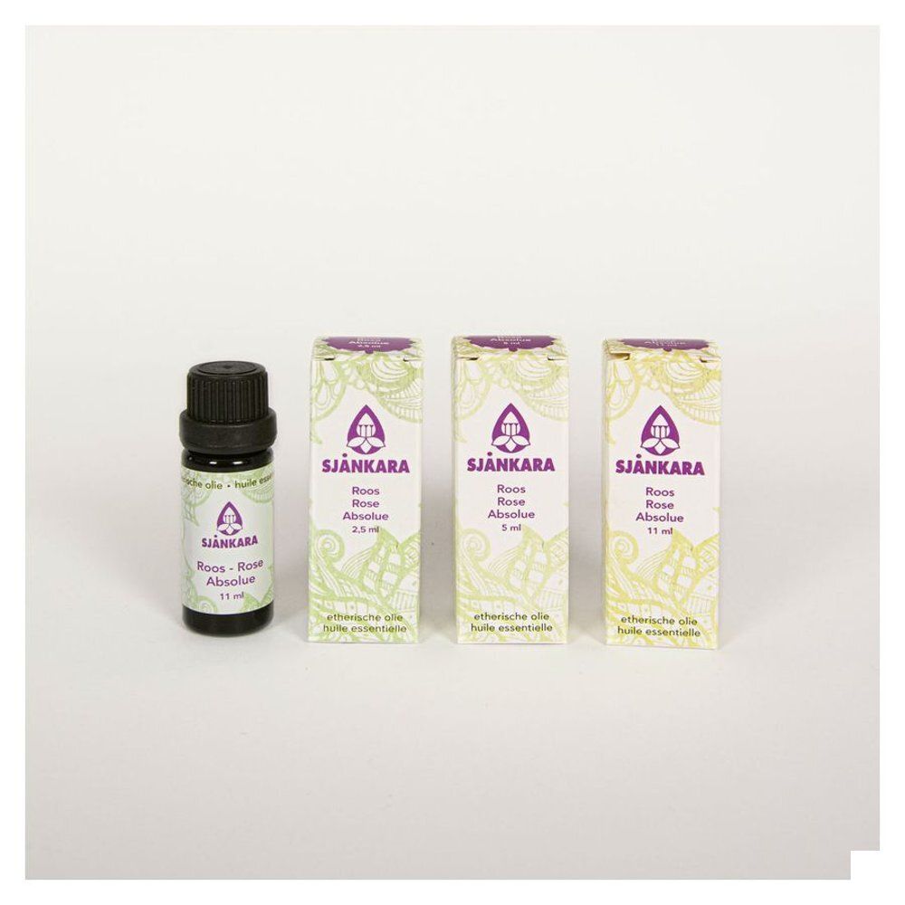 Plusieurs flacons et boîtes. Sur le flacon: Roos-Rose Absolue. Sur la boîte: Roos-Rose Absolue, 2,5 ml, 5 ml, 11 ml.