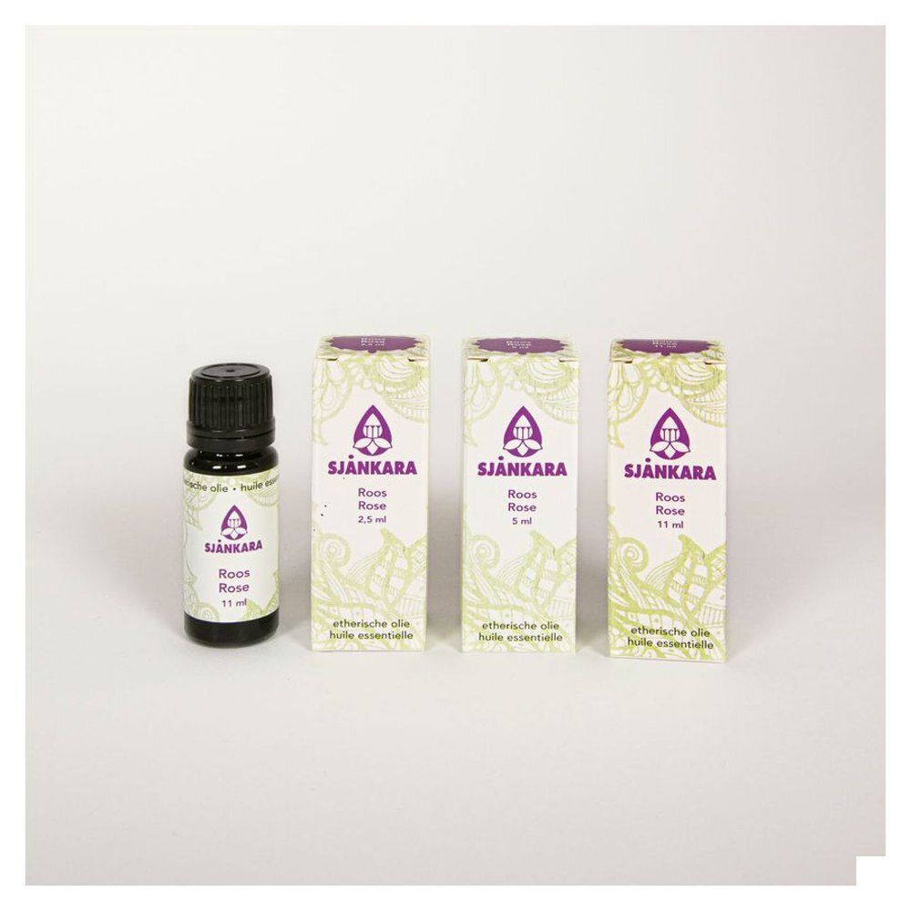 Meerdere flessen en dozen. Op de fles: Roos-Rose Absolue. Op de doos: Roos-Rose Absolue, 2,5 ml, 5 ml, 11 ml.