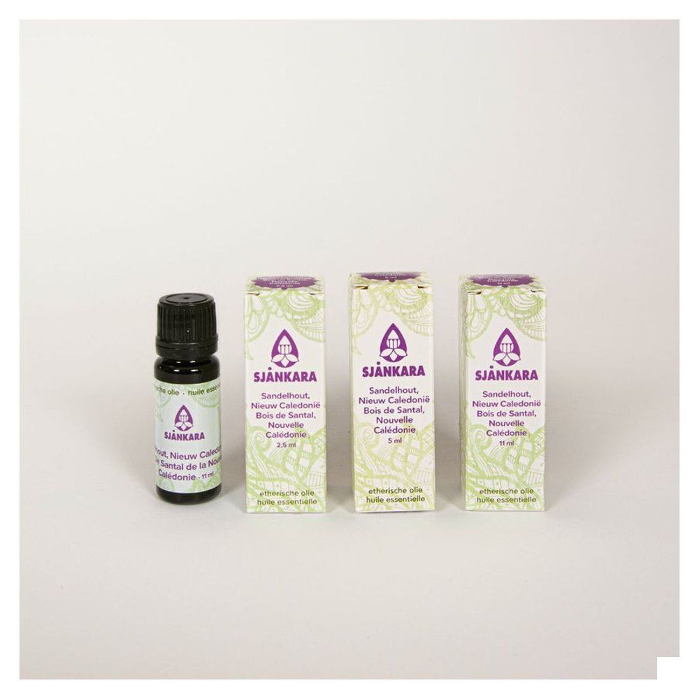 Un flacon et trois emballages en carton. Inscription : Sjankara, Bois de Santal, 2,5 ml.