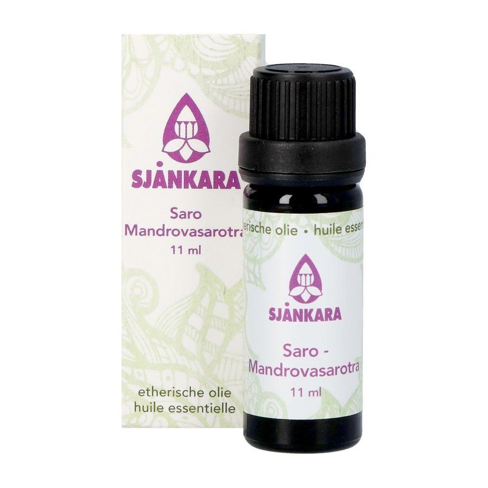 Bruine glazen fles met zwarte dop en etiket. Opschrift: Sjankara, Saro Mandrovasarotra, 11 ml. Doos op de achtergrond.