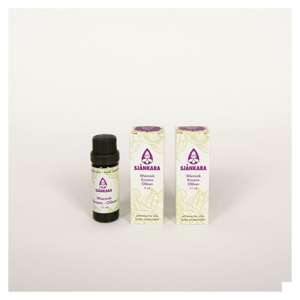 Emballage du produit avec flacon et texte. Sur l'emballage: Wierook, Encens, Oliban, 11 ml. Logo violet.