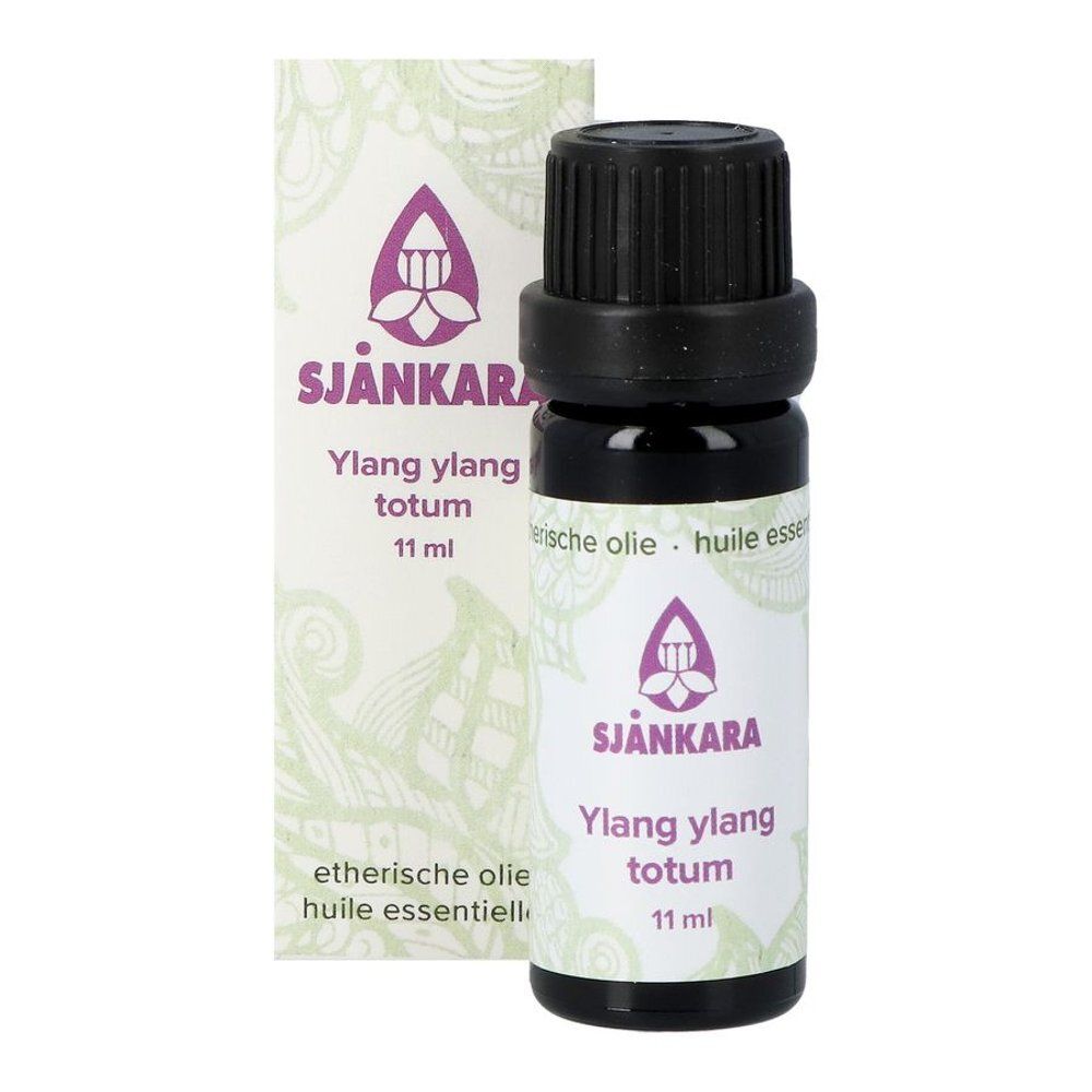 Bruine glazen fles en doos. Opschrift: Ylang ylang totum, 11 ml. Met logo en tekst.