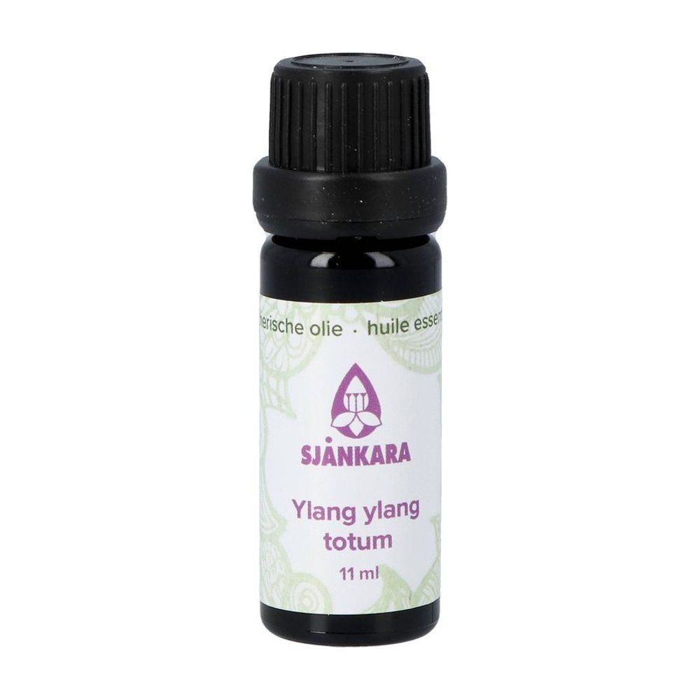 Bruine glazen fles met zwarte dop. Etiket met logo en tekst: Ylang ylang totum, 11 ml.