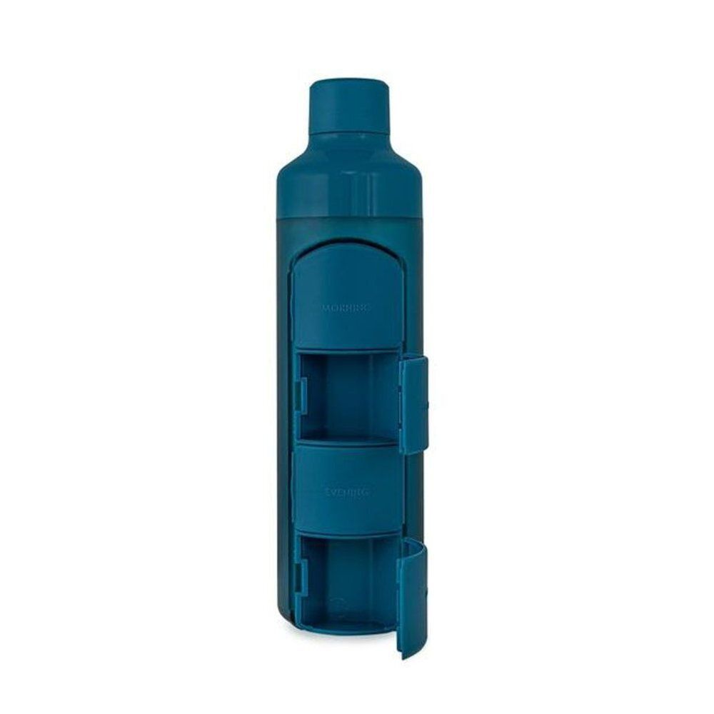 Bouteille d'eau bleue ouverte avec pilulier, trois compartiments visibles.