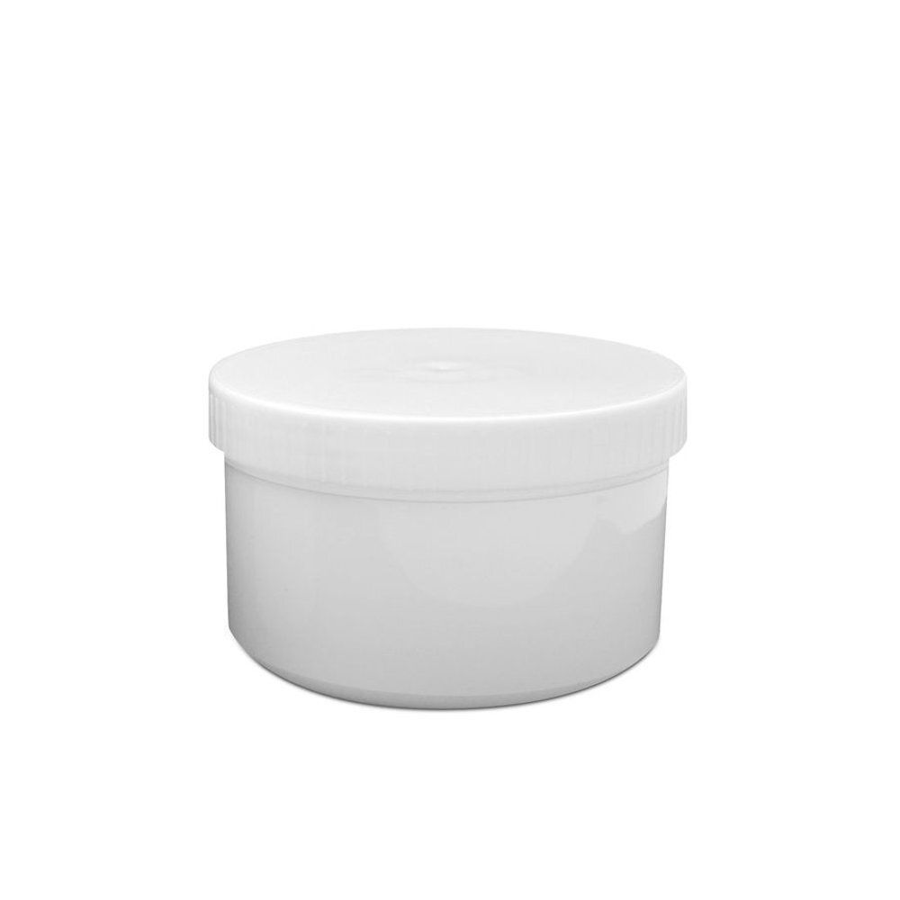 Pot à pommade blanc avec couvercle à visser. Vue rapprochée, isolé sur fond blanc. Produit non étiqueté.