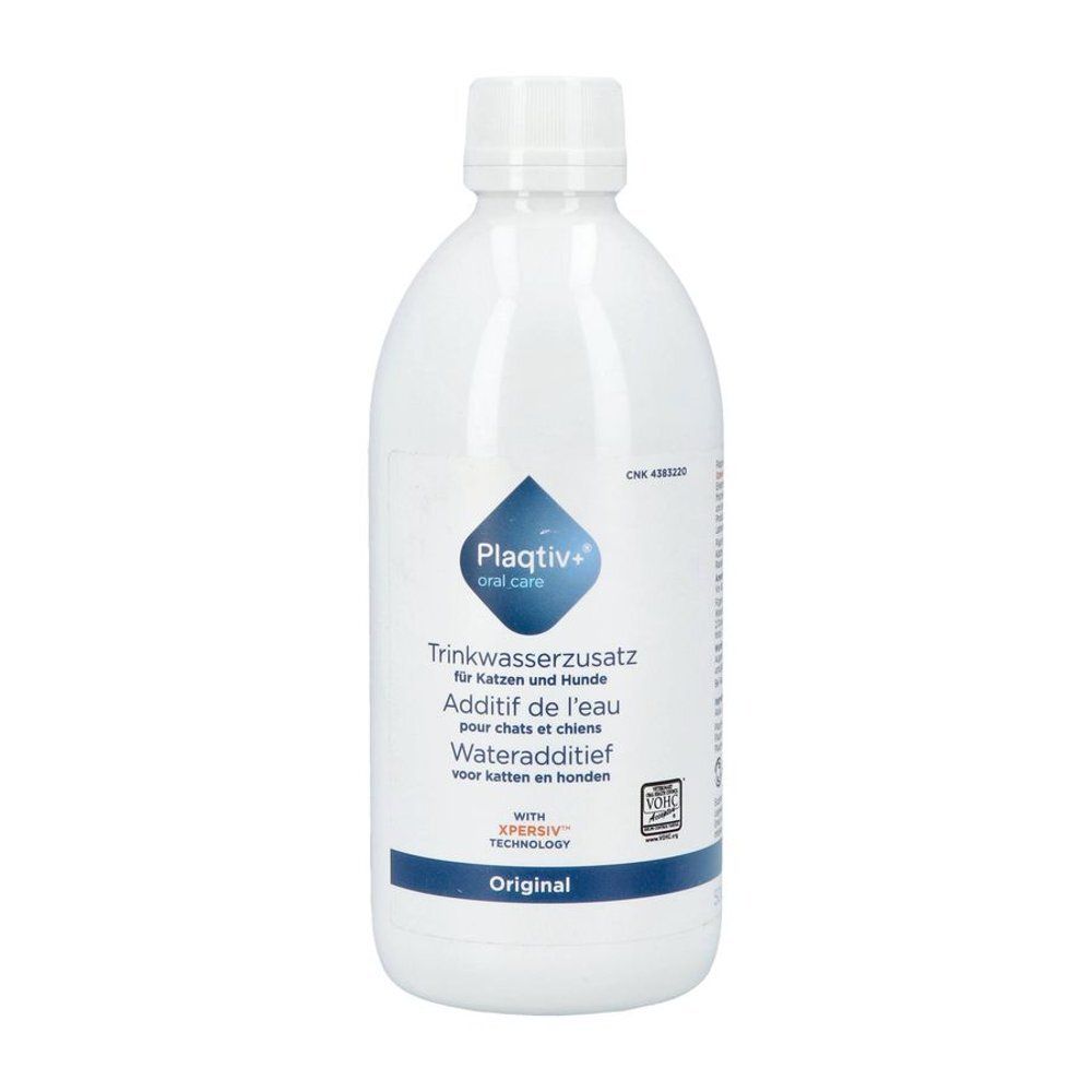 Witte fles met blauw etiket. Tekst: Plaqtiv+ oral care, Drinkwateradditief voor katten en honden, Wateradditief voor katten en honden.