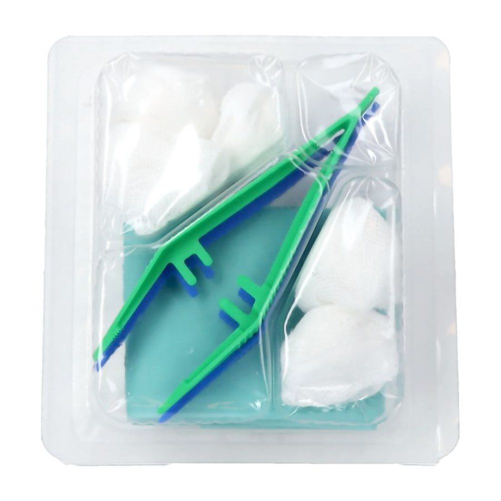 Set de pansement stérile avec pinces, tampons et compresses dans un emballage transparent.
