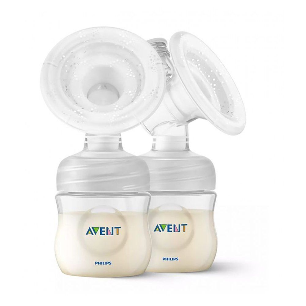 Twee Philips Avent elektrische borstkolven. Transparante flessen met melk, spenen en trechters.