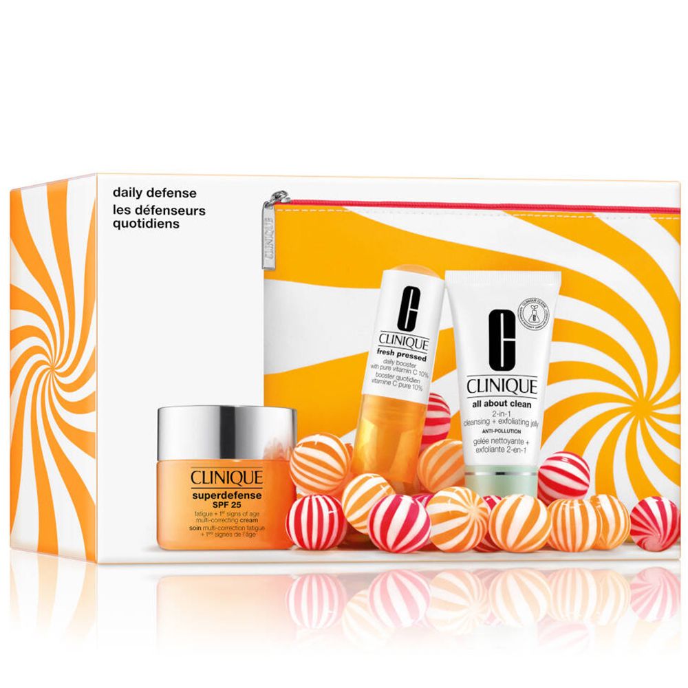 Cadeauset met drie producten en een toilettas. Opschrift: CLINIQUE. Producten: crème, serum, reinigingsgel.
