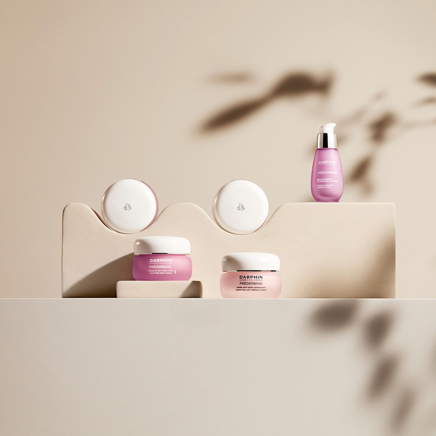 Productpresentatie. Darphin producten op sokkels. Lichte, neutrale omgeving.