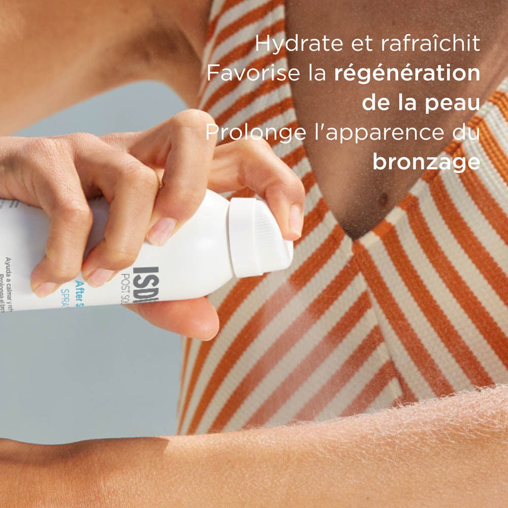Personne vaporisant avec un flacon spray blanc et bleu. Inscription: ISDIN POST SOLAR After Sun SPRAY. Application sur la peau.
