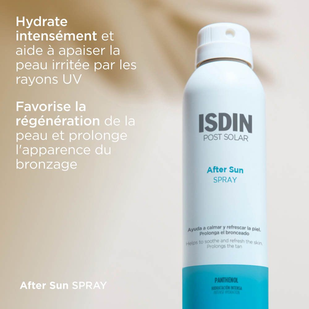 Flacon spray blanc et bleu. Inscription: ISDIN POST SOLAR After Sun SPRAY. Pour tous types de peau. Testé dermatologiquement.