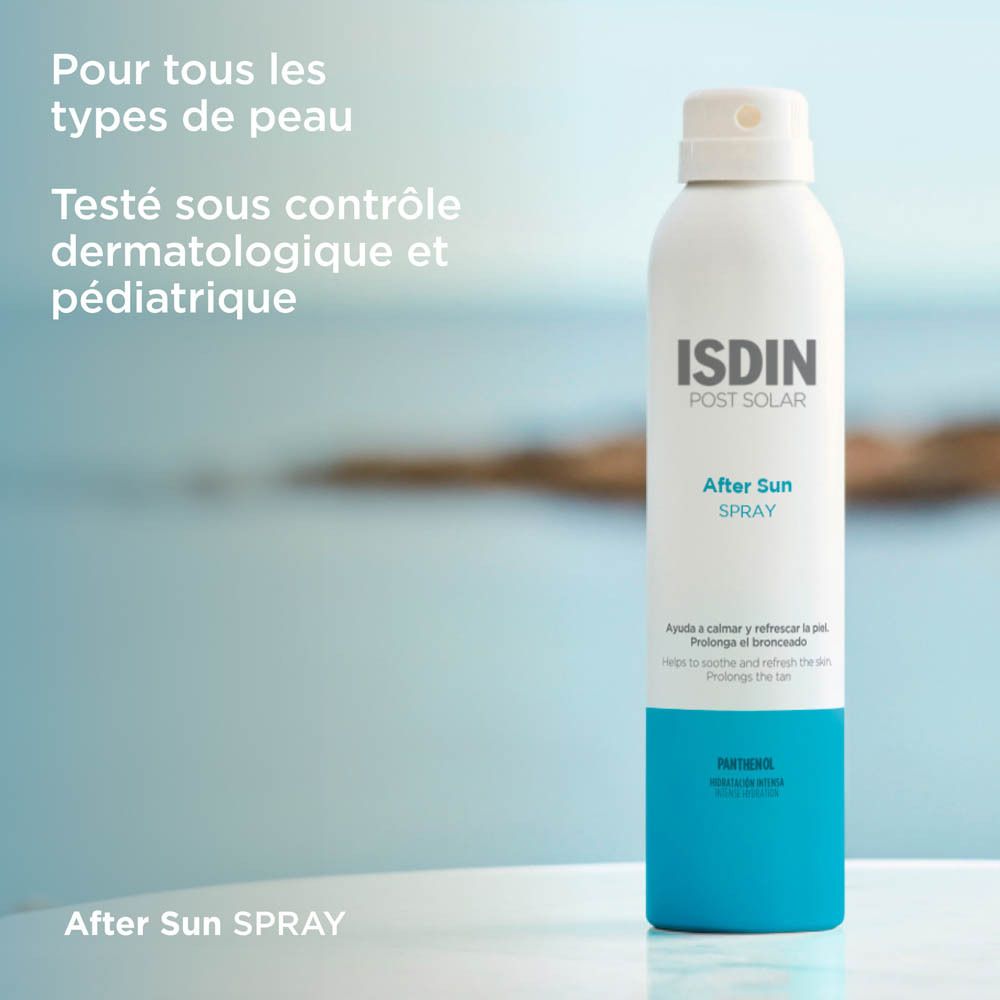Flacon spray blanc et bleu. Inscription: ISDIN POST SOLAR After Sun SPRAY. Contient du panthénol, vitamine E.
