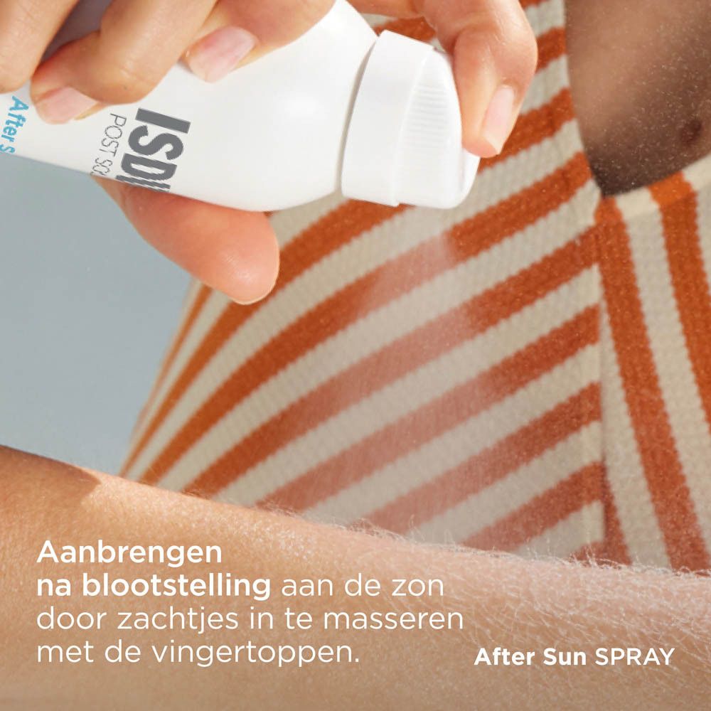 Close-up van een hand die de spray op de huid aanbrengt. ISDIN After Sun Spray. Tekst.