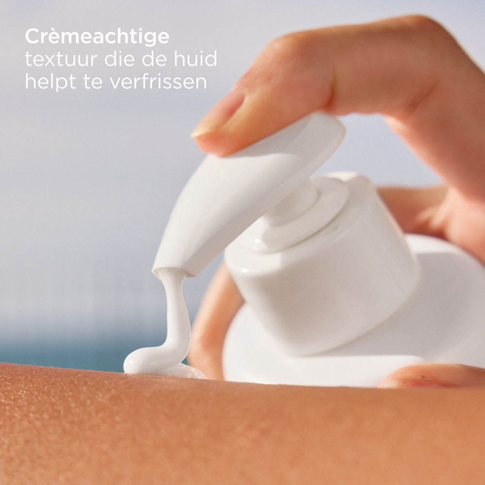 ISDIN Post-Solar After Sun Lotion. Fles en tekst. Blauw en wit ontwerp.