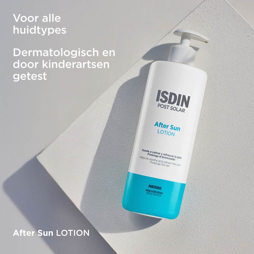 ISDIN Post-Solar After Sun Lotion. Fles en tekst. Blauw en wit ontwerp.