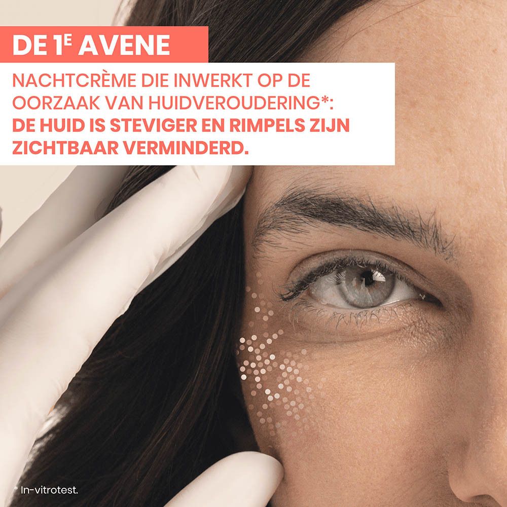 Close-up van een vrouw met een handschoen die op haar huid aanbrengt. Tekst: 'DE 1E AVENE NACHTCrème...'